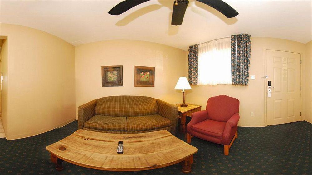 Days Inn & Suites By Wyndham Llano Bagian luar foto
